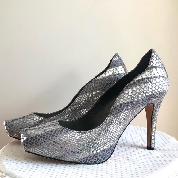 White House Black Market Metallic Silver Snake Heels Pumps scallop edge size 8 - Picture 5 of 17